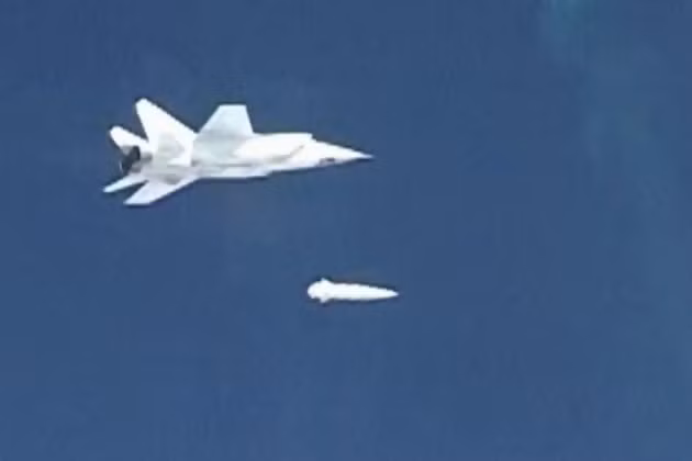 “Một tên lửa có đầu đạn nặng nửa tấn di chuyển với tốc độ lớn không chỉ có khả năng phá hủy các mạch tuần hoàn chất làm mát, mà còn dẫn đến gây nổ lò phản ứng hạt nhân trong quá trình hoạt động của tàu sân bay”.