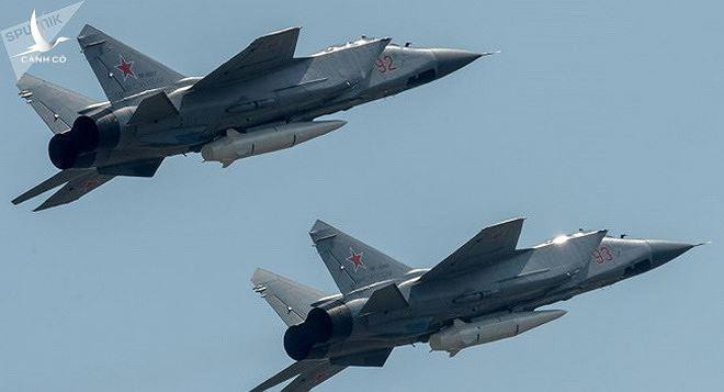 Kh-47M2 Kinzhal với hệ thống dẫn đường chủ yếu dựa vào vệ tinh sẽ rất khó tấn công chính xác các mục tiêu di động như tàu chiến, kể cả là một chiến hạm có kích thước siêu khủng như hàng không mẫu hạm.