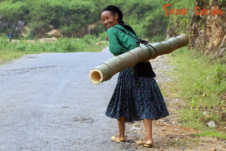Nụ cười của người phụ nữ trên đường Hạnh Phúc - con đường lịch sử nối thành phố Hà Giang với huyện Mèo Vạc.