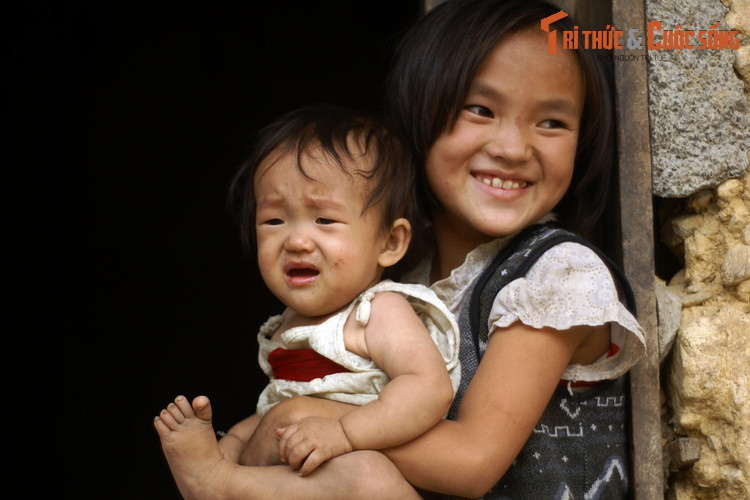 Biểu cảm trái ngược thú vị của hai chị em.