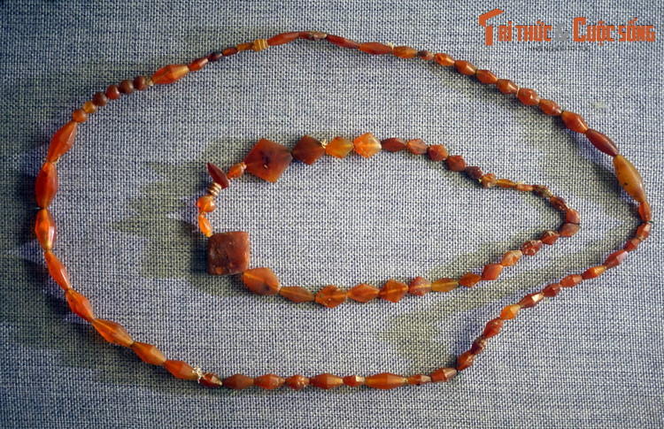 Các cư dân Sa Huỳnh đã dùng cát trắng để nấu thủy tinh để làm ra đồ dùng sinh hoạt như bát, lọ, và đặc biệt những chuỗi hạt trang sức bằng thủy tinh hết sức tinh tế.