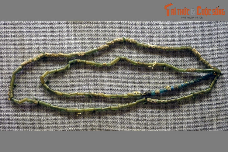 Ngoài màu nâu vàng thường gặp còn có màu xanh lơ, xanh đen, xanh lá mạ, xám, tím, đỏ.