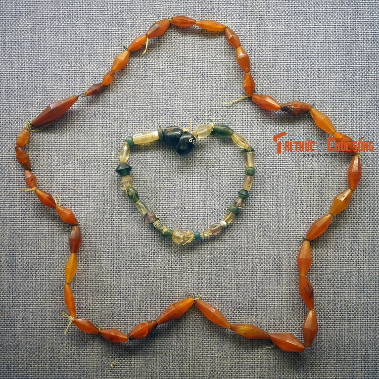 Đồ thủy tinh Sa Huỳnh không những đa dạng về kiểu dáng mà còn phong phú về màu sắc.