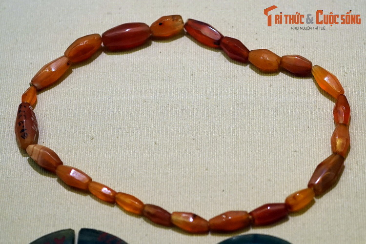 Kỹ thuật làm thủy tinh nhân tạo là một thành tựu rực rỡ của văn hóa Sa Huỳnh. Theo các nhà nghiên cứu, đây là một trong những cộng đồng làm ra thủy tinh nhân tạo sớm trên thế giới.