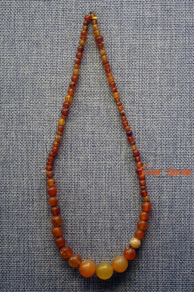 Trong hoạt động giao thương ở Đông Nam Á thời cổ, vòng thủy tinh Sa Huỳnh là một mặt hàng được các quốc gia làng giếng ưa chuộng. Người Hán gọi chúng là "lưu ly", gốc từ chữ Phạn là verulia.