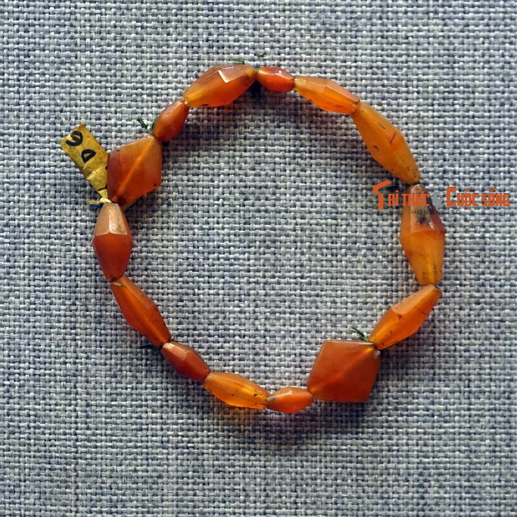 Sử sách Trung Hoa thời đầu công nguyên đã từng ghi chép về một chén thủy tinh xuất phát từ vùng đất phương Nam mà họ gọi là chén lư­u ly với một sự trân trọng và khâm phục.