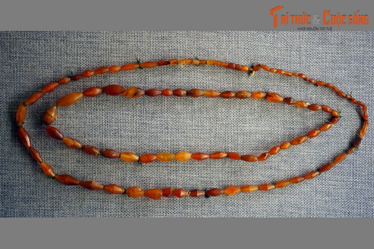 Có thể nói, những vật trang sức chế tác từ thủy tinh là tinh hoa đặc sắc nhất mà nền văn hóa Sa Huỳnh đã sáng tạo ra và đư­ợc phổ biến khắp vùng Đông Nam Á.