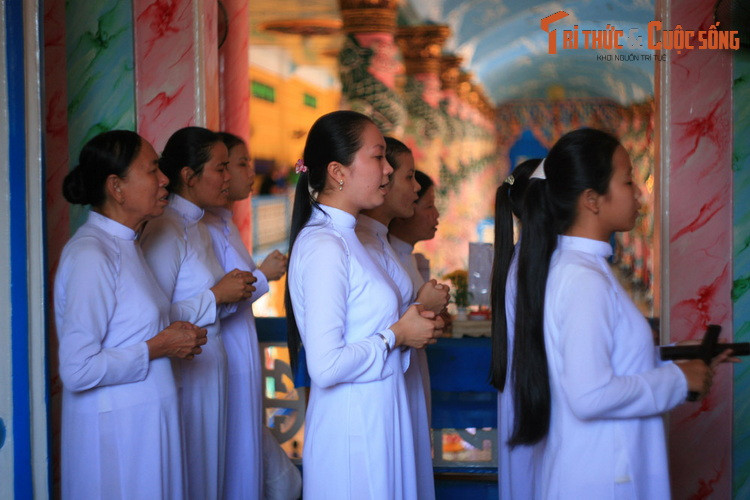 Các nữ tín đồ của đạo Cao Đài hát thánh ca trong buổi thánh lễ diễn ra tại tòa thánh Tây Ninh, thị xã Hòa Thành, tỉnh Tây Ninh.