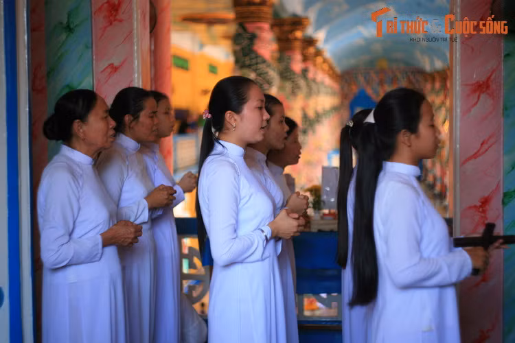 Các nữ tín đồ của đạo Cao Đài hát thánh ca trong buổi thánh lễ diễn ra tại tòa thánh Tây Ninh, thị xã Hòa Thành, tỉnh Tây Ninh.