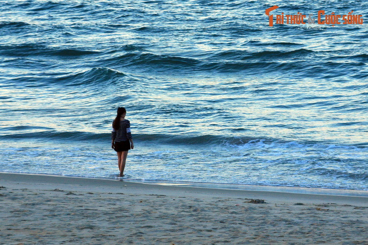 Thiếu nữ thẩn thơ trên bờ biển buổi chiều tà ở Bãi Sau, thành phố Vũng Tàu, tỉnh Bà Rịa - Vũng Tàu.