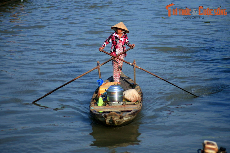 Một người phụ nữ mưu sinh trên sông nước ở chợ nổi Cái Bè, huyện Cái Bè, tỉnh Tiền Giang. Đây là một trong số ít khu chợ nổi còn hoạt động ở miền Tây Nam Bộ.