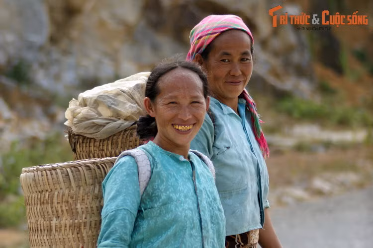 Nụ cười của người phụ nữ dân tộc thiểu số trên Quốc lộ 4C, còn được gọi là con đường Hạnh Phúc, nối liền thành phố Hà Giang và huyện mèo Vạc ở tỉnh Hà Giang.