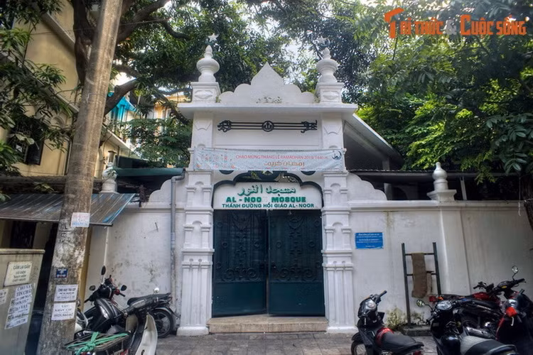  3. Hồi giáo: Thánh đường Al-Noor. Tọa lạc tại số 12 phố Hàng Lược, giữa khu phố cổ Hà Nội, thánh đường Al-Noor là thánh đường Hồi giáo duy nhất của Hà Nội và miền Bắc. Công trình được cộng đồng Hồi giáo người Ấn Độ từ Bombay tiến hành xây dựng năm 1885.