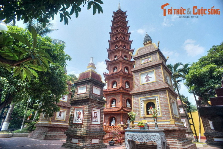  Công trình kiến trúc mang tính điểm nhấn của chùa là bảo tháp Lục độ đài sen được xây dựng năm 1998. Tháp gồm 11 tầng, cao 15 mét. Mỗi tầng tháp có 6 ô cửa hình vòm, trong mỗi ô đặt một pho tượng Phật A Di Đà bằng đá quý. Đỉnh tháp có đài sen chín tầng cũng bằng đá quý.