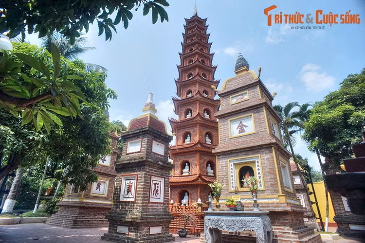  Công trình kiến trúc mang tính điểm nhấn của chùa là bảo tháp Lục độ đài sen được xây dựng năm 1998. Tháp gồm 11 tầng, cao 15 mét. Mỗi tầng tháp có 6 ô cửa hình vòm, trong mỗi ô đặt một pho tượng Phật A Di Đà bằng đá quý. Đỉnh tháp có đài sen chín tầng cũng bằng đá quý.