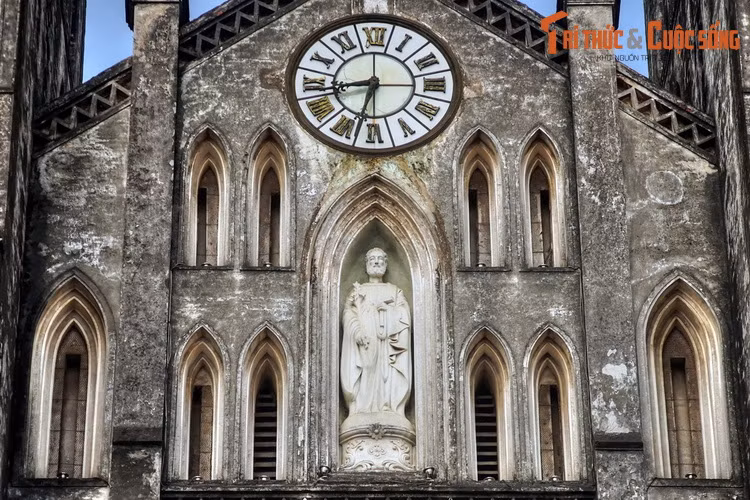 Về kiến trúc, nhà thờ Lớn Hà Nội được thiết kế theo mẫu của Nhà thờ Đức Bà Paris, mang phong cách Gothic Trung cổ châu Âu, rất thịnh hành trong thế kỷ 12 và thời Phục Hưng ở châu Âu. Công trình dài 64,5 mét, rộng 20,5 mét, có hai tháp chuông cao 31,5 mét.