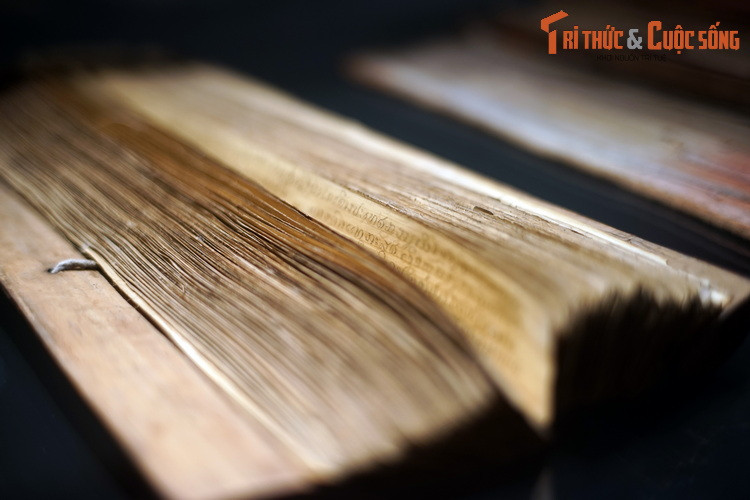 Các ngôi đền Hindu thường đóng vai trò của trung tâm học thuật, nơi các bản viết tay cổ xưa trên lá cọ được sử dụng để học tập và sao chép khi chúng đã cũ.