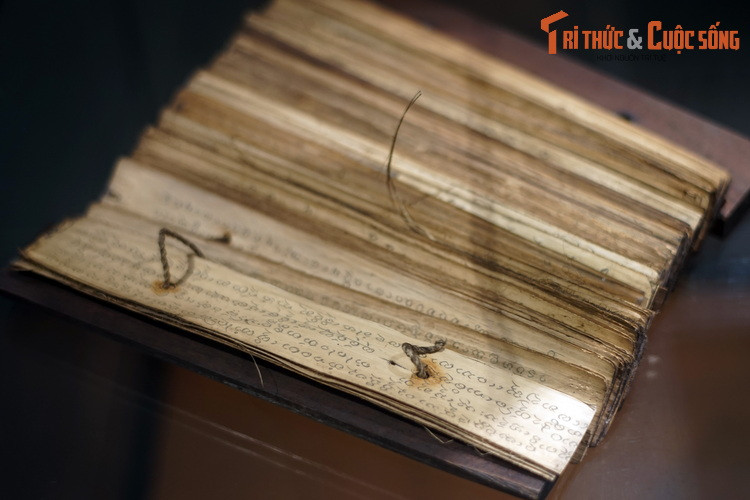 Văn bản trong sách lá cọ được viết bằng bút dao trên các tấm lá cọ được cắt và xử lý hình chữ nhật. Chất tạo màu sau đó được bôi lên bề mặt và lau sạch, để lại vết mực trong các rãnh đã rạch.