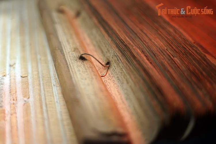 Mỗi tờ lá cọ có lỗ để luồn dây qua. Với những lỗ này, các văn bản lá cọ được buộc lại với nhau gọn gàng. Khi đọc, người ta lật từng lá, tương tự như đọc như một cuốn sách. Nội dung trong sách lá cọ gồm các bản thảo về triết học, thơ ca, ngữ pháp và các chủ đề khác của Ấn Độ giáo.