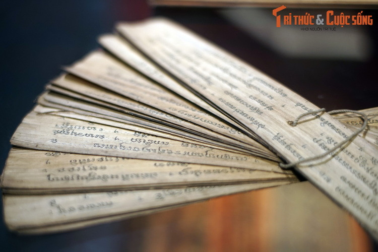 Các nhà nghiên cứu cho rằng, việc sử dụng sách lá cọ có thể đã thúc đẩy sự phát triển các hệ thống chữ tròn, vì kiểu chữ như vậy dễ khắc trên lá cọ, còn các chữ cái góc cạnh sẽ làm nát bề mặt lá.