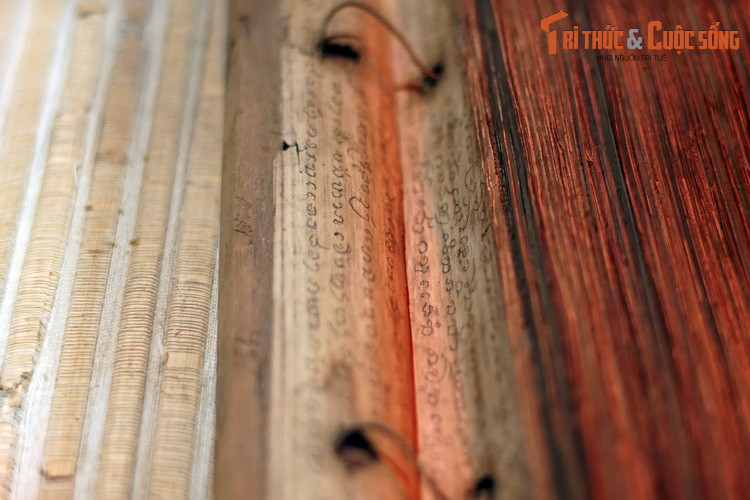 Với sự ra đời máy in và cuộc chinh phục của thực dân phương Tây vào đầu thế kỷ 19, kỷ nguyên thịnh vượng của sách lá cọ đã đóng lại. Bộ sưu tập sách lá cọ của Bảo tàng Dân tộc học Việt Nam có niên đại vào đầu thế kỷ 20, thuộc nhóm những cuốn sách lá cọ cuối cùng được viết.