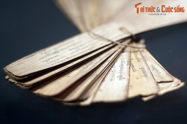 Một cuốn sách lá cọ sẽ tồn tại trong khoảng vài thập kỷ đến khoảng 600 năm trước khi bị mục nát do ẩm ướt, sự phá hoại của côn trùng, nấm mốc v..v. Do đó, đến một thời điểm nhất định, tài liệu phải được sao chép vào những bộ sách lá cọ mới.