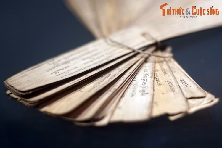 Một cuốn sách lá cọ sẽ tồn tại trong khoảng vài thập kỷ đến khoảng 600 năm trước khi bị mục nát do ẩm ướt, sự phá hoại của côn trùng, nấm mốc v..v. Do đó, đến một thời điểm nhất định, tài liệu phải được sao chép vào những bộ sách lá cọ mới.