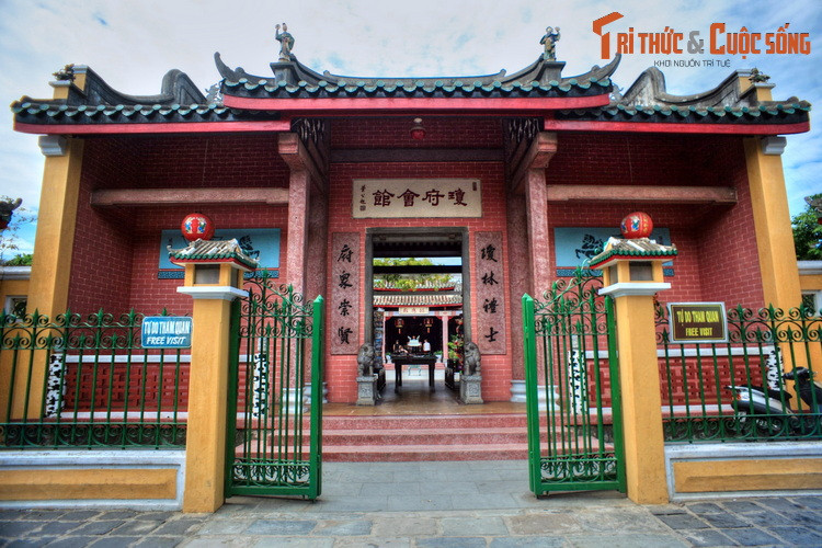 6. Hội quán Hải Nam (10 Trần Phú) còn được gọi là hội quán Quỳnh Phủ, do Hoa kiều bang Hải Nam đóng góp tiền của xây dựng vào năm 1875. Hội quán thờ 108 thương nhân người Hoa vùng Hải Nam bị chết oan trên vùng biển Thu Xà (Quảng Ngãi) vào năm 1851, dưới triều vua Tự Đức.