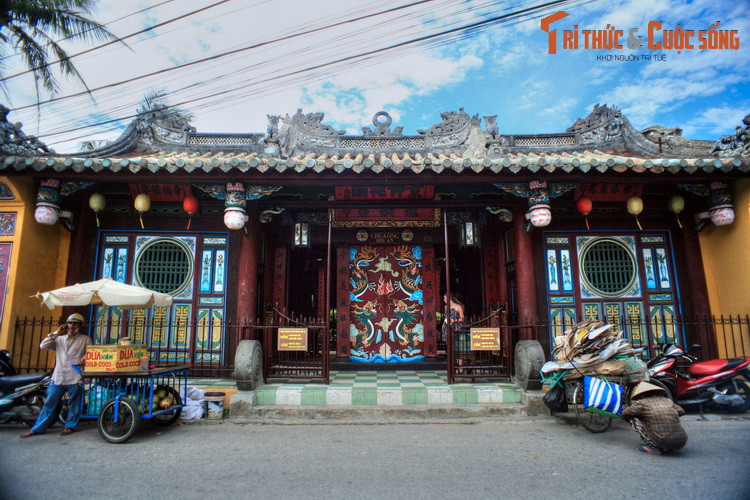 8. Miếu Quan Công (24 Trần Phú) còn được gọi là Chùa Ông, được người Minh Hương có nguồn gốc Trung Hoa và người Việt khởi dựng vào năm 1653. Ngôi miếu này thờ Quan Công, vị tướng nổi tiếng thời Tam Quốc, được coi là biểu tượng của trung hiếu, tiết nghĩa.