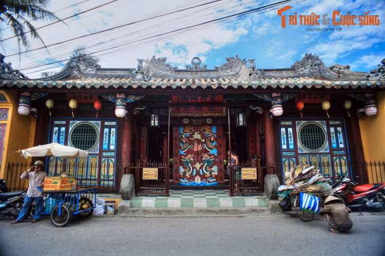 8. Miếu Quan Công (24 Trần Phú) còn được gọi là Chùa Ông, được người Minh Hương có nguồn gốc Trung Hoa và người Việt khởi dựng vào năm 1653. Ngôi miếu này thờ Quan Công, vị tướng nổi tiếng thời Tam Quốc, được coi là biểu tượng của trung hiếu, tiết nghĩa.