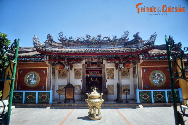 7. Hội quán Triều Châu (157 Nguyễn Duy Hiệu) được cộng đồng người Hoa gốc Triều Châu xây dựng vào năm 1845 để làm nơi sinh hoạt cộng đồng. Hội quán này thờ thần Phục Ba,vị thần chuyên chế ngự sóng gió, giúp cho việc đi lại buôn bán trên biển được bình yên, thuận lợi.