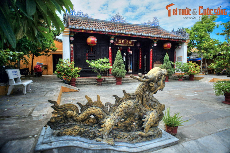 Tụy Tiên Đường Minh Hương (14 Trần Phú) còn gọi là hội quán Minh Hương, được cộng đồng người Minh Hương xây dựng vào giữa thế kỷ 17 trên khu đất số 20 Phan Châu Trinh, năm 1905 thì được di dời về vị trí hiện nay. Nơi đây thờ các bậc tiền hiền của người Minh Hương.