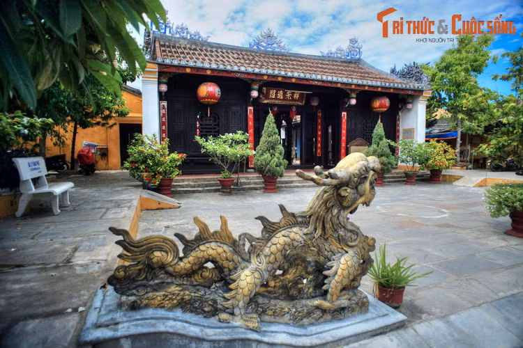 Tụy Tiên Đường Minh Hương (14 Trần Phú) còn gọi là hội quán Minh Hương, được cộng đồng người Minh Hương xây dựng vào giữa thế kỷ 17 trên khu đất số 20 Phan Châu Trinh, năm 1905 thì được di dời về vị trí hiện nay. Nơi đây thờ các bậc tiền hiền của người Minh Hương.