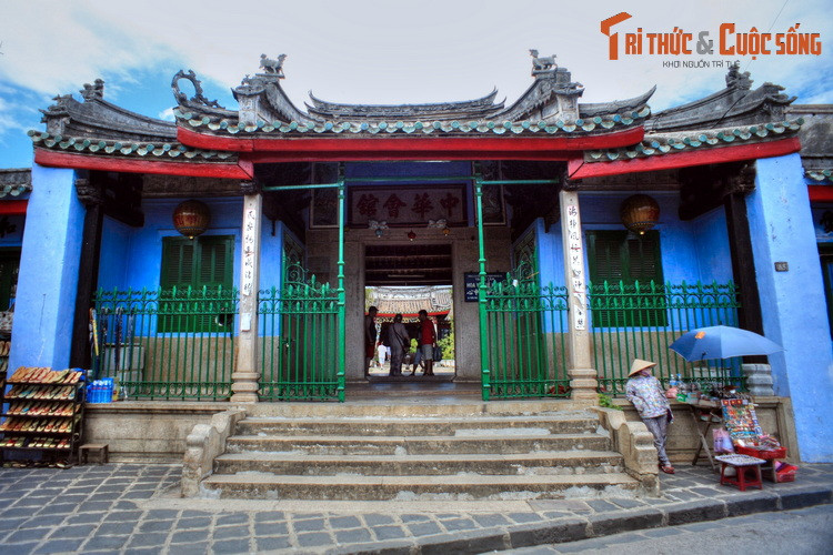 5. Hội quán Dương Thương (64 Trần Phú) còn gọi là hội quán Ngũ Bang, được xây dựng từ năm 1741 với sự đóng góp của các thương nhân 5 bang: Phúc Kiến, Triều Châu, Quảng Đông, Hải Nam, Gia Ứng. Vị thần chính được thờ ở nơi đây là Thiên Hậu Ngũ Bang.