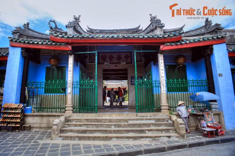 5. Hội quán Dương Thương (64 Trần Phú) còn gọi là hội quán Ngũ Bang, được xây dựng từ năm 1741 với sự đóng góp của các thương nhân 5 bang: Phúc Kiến, Triều Châu, Quảng Đông, Hải Nam, Gia Ứng. Vị thần chính được thờ ở nơi đây là Thiên Hậu Ngũ Bang.