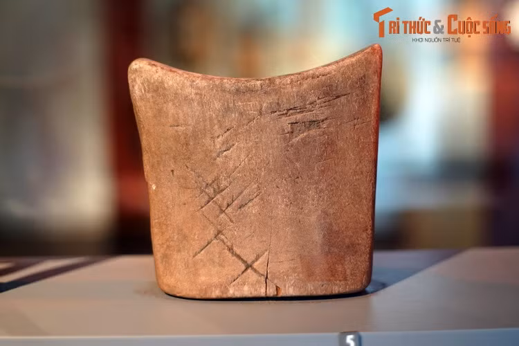 Gối đầu của tộc người Simado ở Ethiopia. Mỗi chiếc gối cũng phản ánh thân phận của người sử dụng. Các mục đồng thường dùng gối đơn giản bằng gỗ nhẹ để dễ mang theo người. Người có vai vế trong xã hội dùng loại gối bằng gỗ tốt, được trang trí cầu kỳ...