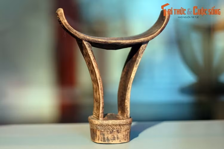 Gối đầu của tộc người Somali ở Somalia. Loại gối này được kê dưới gáy, có tác dụng bảo vệ mái tóc vốn được chải, tết rất cầu kỳ của người châu Phi. Ngoài ra nó cũng giúp người nằm không ngủ quá say.