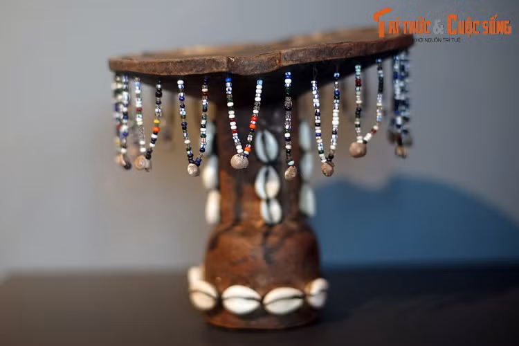 Gối đầu của cư dân bản địa ở Đông Phi. Mỗi chiếc gối được đẽo nguyên khối từ một khúc gỗ, nhiều chiếc còn được trang trí hạt cườm, vỏ ốc.