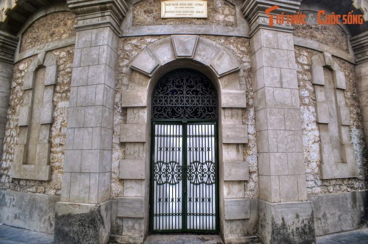 Vì phải chịu tải trọng của một khối nước có trọng lượng tương đương 1.250 tấn nên tháp Hàng Đậu được xây kiên cố như một pháo đài với những bức tường đá dày gia cố bằng hệ thống cột chịu lực bê tông cốt thép vững chãi.