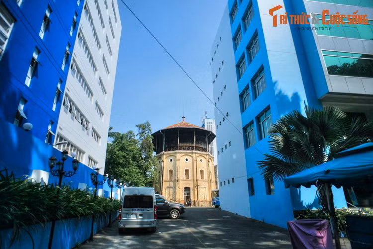 3. Trong khuôn viên Tổng công ty cấp nước Sài Gòn (đường Võ Văn Tần, phường 6, Quận 3, TP HCM) có một công trình kiến trúc cổ rất độc đáo. Đó là một tháp nước (thủy đài) đồ sộ, được xây dựng ở nơi đây từ thời Pháp thuộc.