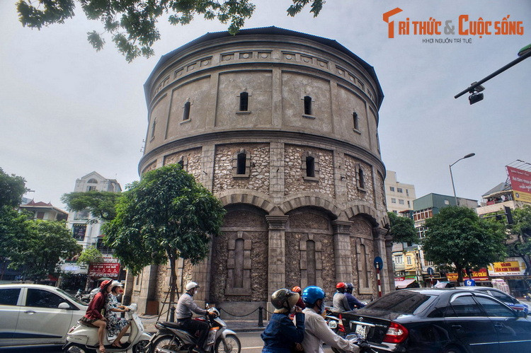 Đây là một tháp chứa nước trong hệ thống cung cấp nước đô thị được xây dựng từ cuối thế kỷ 19. Về tổng thể, tháp được xây ba tầng, hình tròn, đường kính 19 mét, tường cao khoảng 21 mét, kể cả nóc là 25 mét, hình chóp nón.