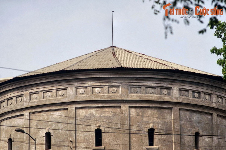 Để tránh cái cảm giác nặng nề do chất liệu xi măng đá hộc gây nên, nhà thiết kế cố gắng áp dụng các giải pháp tạo hình thẩm mỹ bắt mắt như các vòm cửa hình vòng cung, đầu cột cổ điển, mô-típ trang trí sắt uốn, dải phân tầng có các hình kỷ hà vuông tròn tiếp nối chạy vòng quanh...