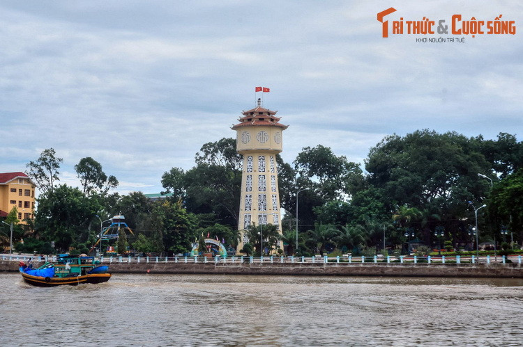 2. Soi bóng xuống sông Cà Ty từ công viên trung tâm thành phố Phan Thiết (tỉnh Bình Thuận), tháp nước Phan Thiết là một công trình kiến trúc mang tính biểu tượng của thành phố biển nổi tiếng miền Trung.