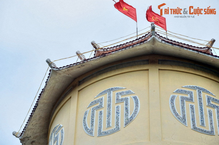 Lầu đài có các dòng chữ “U.E.PT” (viết tắt chữ “Unise Des Eaux de Phan Thiet” – Nhà máy nước Phan Thiết) bao quanh, được ghép bằng những mảnh chén sứ kiểu cách điệu trong một hình tròn.