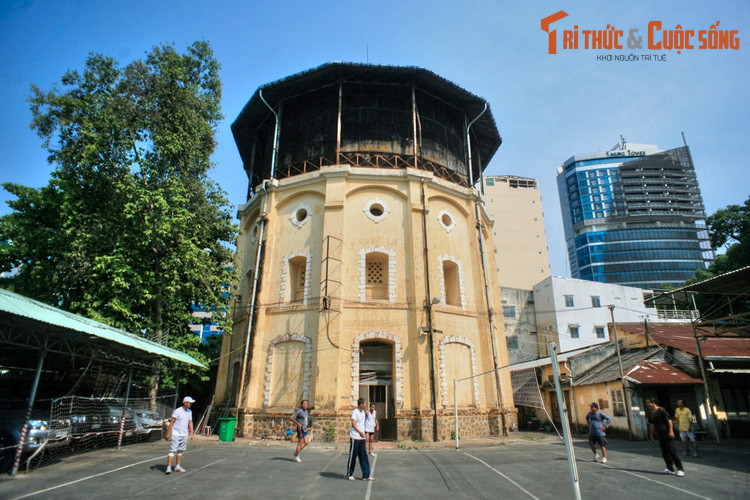 Tháp mang phong cách kiến trúc Pháp, được xây làm ba tầng, trong đó tầng 3 là nơi đặt bể nước. Nhìn ở diện, nhiều người sẽ lầm tưởng tháp có dạng đa giác đều giống như tháp nước Hàng Đậu của Hà Nội. Trên thực tế thì tháp có hai mặt bên kéo dài, khiến mặt bằng công trình có dạng elip.