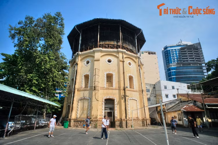 Tháp mang phong cách kiến trúc Pháp, được xây làm ba tầng, trong đó tầng 3 là nơi đặt bể nước. Nhìn ở diện, nhiều người sẽ lầm tưởng tháp có dạng đa giác đều giống như tháp nước Hàng Đậu của Hà Nội. Trên thực tế thì tháp có hai mặt bên kéo dài, khiến mặt bằng công trình có dạng elip.