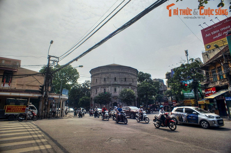 1. Nằm tại ngã sáu của các phố cổ Hàng Than, Hàng Lược, Hàng Giấy, Hàng Đậu, Quán Thánh và đường Phan Đình Phùng, tháp nước Hàng Đậu được xây dựng năm 1894, là một trong những công trình kiến trúc cổ xưa nhất của Hà Nội.