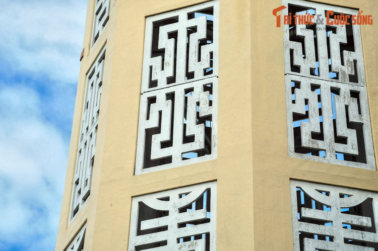 Về tổng thế, tháp cao 32 mét, chia thành 2 phần: Thân tháp và lầu đài (bồn nước). Dọc theo chân tháp có những ô cửa chữ nhật trang trí hoa văn trang nhã. Nóc của lầu đài có ba tầng mái lợp bằng ngói móc.