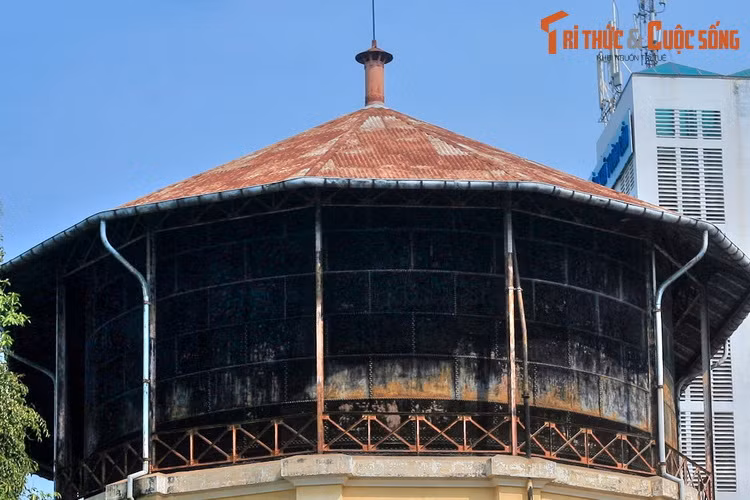 Rất ít người biết đến sự tồn tại của tháp nước cổ này, dù công trình chỉ nằm cách một địa điểm rất nổi tiếng của TP HCM là hồ Con Rùa khoảng 100 mét.