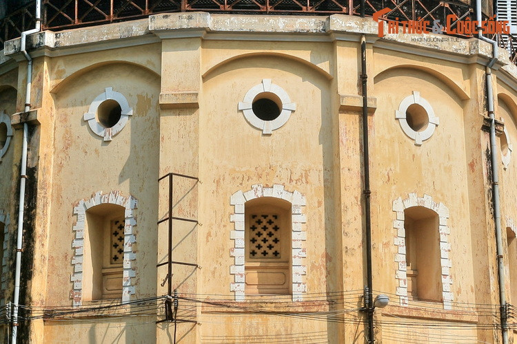 Chân tháp được ốp đá với một cổng vào. Các ô cửa được tạo hình giàu tính thẩm mỹ, khiến công trình không bị thô cứng dù sử dụng nhiều mảng khối bê tông đồ sộ. Khu vực bể chứa có mái che và lan can bao quanh.